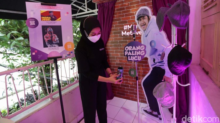 Permainan Efek AR Manjakan Pegiat Metaverse di Jakarta Metaverse membuka kafe yang mengusung konsep kreatif di kawasan M Bloc space. #Menujumetaverse Cafe menghadirkan 10 instalasi seni dan 20 permainan efek AR.