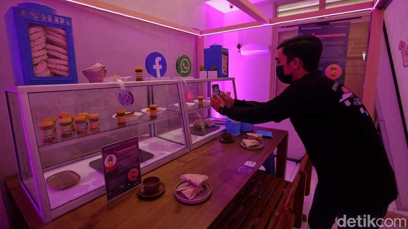 Metaverse membuka 'kafe' yang mengusung konsep kreatif di kawasan M Bloc space. #Menujumetaverse Cafe menghadirkan 10 instalasi seni dan 20 permainan efek AR.