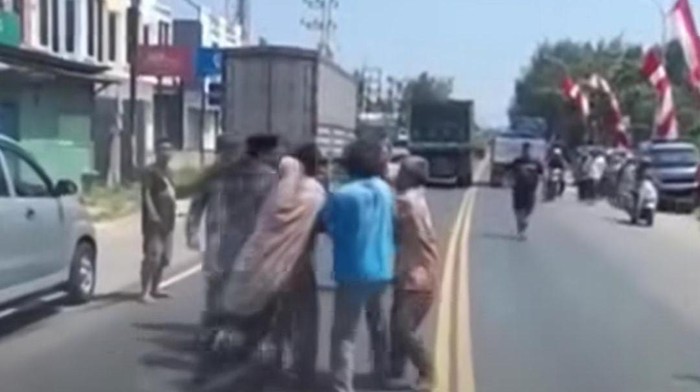 Pertengkaran sopir di Jalan Pantura Tuban