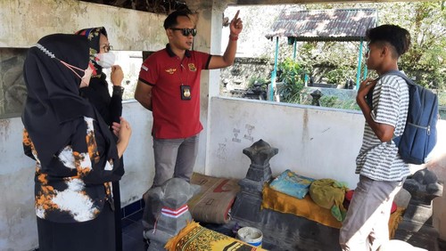 Petugas Satpol PP Boyolali mengecek lokasi makam yang ditinggali ABG, Jumat (5/8/2022).