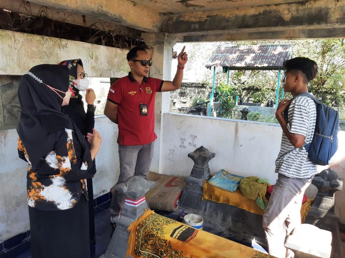 Petugas Satpol PP Boyolali mengecek lokasi makam yang ditinggali ABG, Jumat (5/8/2022).