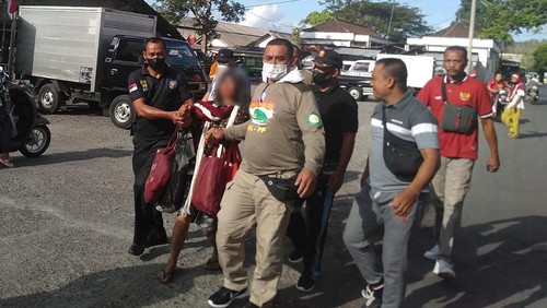 petugas Satpol PP saat melakukan penanganan ODGJ yang ngamuk di Pasar Subagan