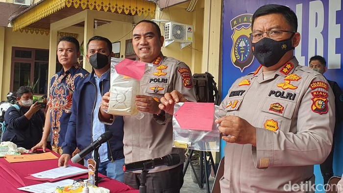 Polisi menunjukkan barang bukti pria bakar adik ipar di Pekanbaru.