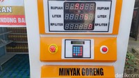 Harga perliter minyak goreng curah itu dipatok Rp 12.500. Jauh lebih murah ketimbang harga minyak goreng saat masih langka. Tapi jika warga hanya membeli Rp 5.000 atau Rp 10.000 tetap dilayani. (Foto: Whisnu Pradana/detikJabar)