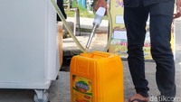 Daya tampung dispenser pom migo tersebut bisa sampai 200 liter minyak goreng curah. Stok minyak goreng curah yang dijual didapat dari daerah Bekasi namun tak disebutkan berapa harga per liternya. (Foto: Whisnu Pradana/detikJabar)