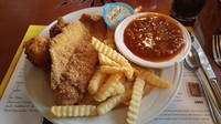  Ini salah satu menu yang museum Bush’s Beans. Ada ayam goreng dan kentang goreng. Tak lupa saus kacang otentik dari merek Bush’s Beans. Foto: destimap.com 