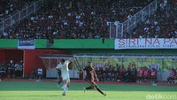 Penyerang PSM Everton Nascimento turun ke belakang membantu pertahanan Juku Eja. Foto: Ibnu Munsir/detikSulsel