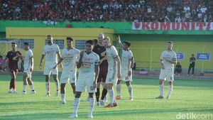 Potret Aksi Pemain PSM Ditahan Imbang Persija di Stadion BJ Habibie
