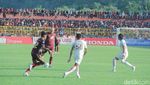 Potret Aksi Pemain PSM Ditahan Imbang Persija di Stadion BJ Habibie