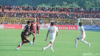 Kapten PSM Makassar Wiljan Pluim membuka serangan ke gawang Persija. Foto: Ibnu Munsir/detikSulsel