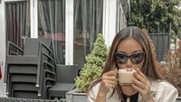 Ada juga momen ngopinya saat liburan di luar negeri. Begini gayanya saat menyeruput kopi di kafe yang bernuansa hitam putih. Foto: Instagram @allaboutfelisha