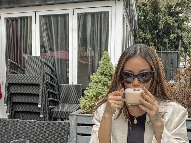 Ratu Felisha, Pemeran Tari Pengabdi Setan 2 Doyan Banget Ngopi di Kafe