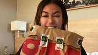 Meski begitu, Ratu Felisha juga tak bisa lepas dari makanan favorit dari gerai McDonalds. Ini momennya saat pesan menu Big Mac. Foto: Instagram @allaboutfelisha