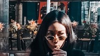 Dengan memakan setelan serba hitam, begini gaya Ratu Felisha saat menikmati minuman soda. Coke and stroll, tulisnya di caption Instagram Foto: Instagram @allaboutfelisha
