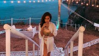 Liburan ke pantai, tak afdol bagi Ratu Felisha jika tidak menikmati air kelapa langsung dari batoknya. Bahkan ia menjuluki dirinya sebagai coconut girl. Foto: Instagram @allaboutfelisha