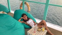 Tak hanya itu, ada juga momen Ratu Felisha saat menikmati minuman segar saat bersantai dengan pemandangan lautan lepas. Foto: Instagram @allaboutfelisha