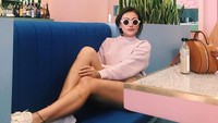 Terakhir ada momen Ratu Felisha saat nongkrong di kafe kekinian. Kafenya cantik karena didominasi dengan warna merah muda. Foto: Instagram @allaboutfelisha