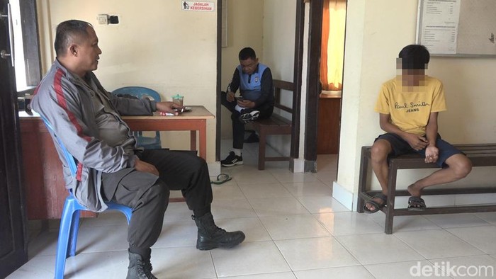 Remaja di Polman diamankan di kantor polisi gegera kerap mencuri uang kotak amal masjid.