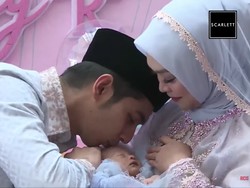 Pengungkapan wajah dan nama itu bertepatan dengan acara aqiqah dan syukuran sang bayi yang memiliki nama panggilan Moana. Mengenakan gaun berwarna biru, baby Moana terlihat cantik dan menggemaskan. Foto: YouTube/Ricis Official