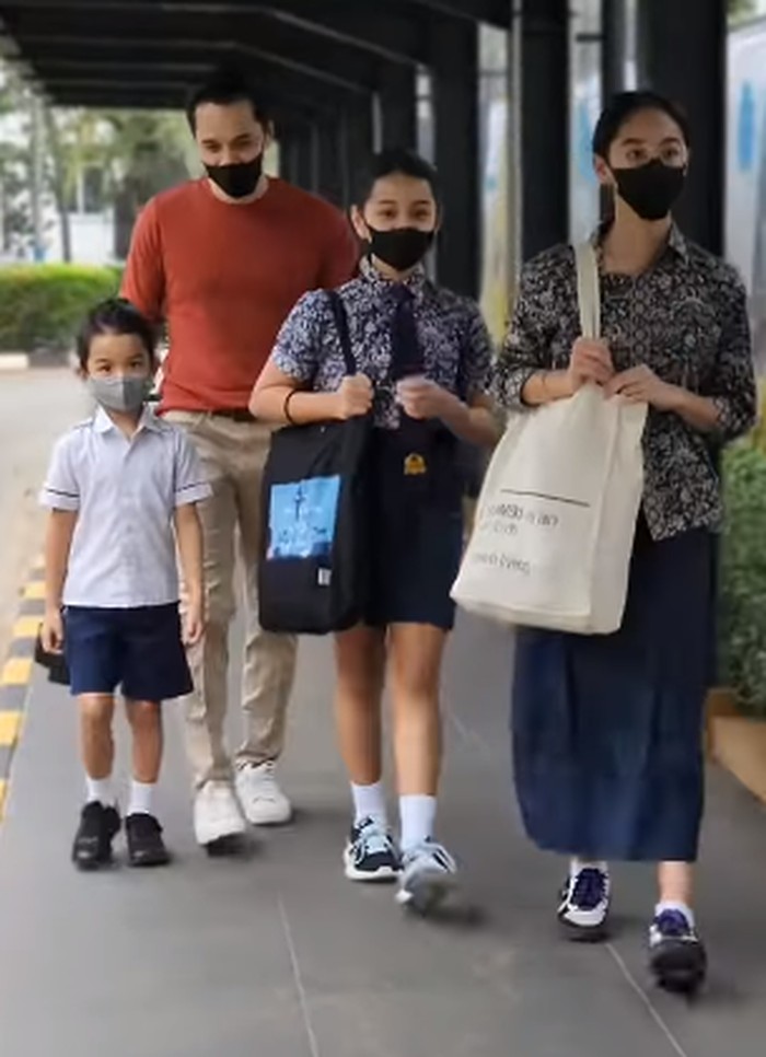 Rionaldo Stockhorst terlihat mengantar ketiga anaknya berangkat sekolah pada 6 Juni 2022 lalu.