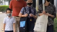 Rionaldo Stockhorst terlihat mengantar ketiga anaknya berangkat sekolah di Global Sevilla School, Pulomas, Jakarta Timur pada 6 Juni 2022 lalu. (Foto: IG rio.stokhorst)