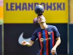 Begini momen saat Lewandowski mengontrol bola di atas kepala. (Foto: AFP via Getty Images/PAU BARRENA)