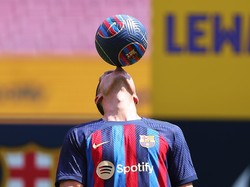 Nah, striker asal Polandia ini juga bisa mengontrol bola di atas hidung. (Foto: Getty Images/Eric Alonso)