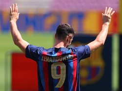 Robert Lewandowski menggunakan nomor punggung 9. Nomor tersebut pada musim lalu dipakai oleh Memphis Depay, yang saat ini kabarnya mau hengkang. (Foto: Getty Images/Eric Alonso)
