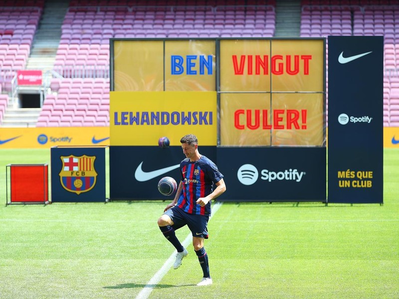 BARCELONA, SPAIN - AUGUST 05: Robert Lewandowski poses for the media as he is presented as a FC Barcelona player at Camp Nou on August 05, 2022 in Barcelona, Spain. (Photo by Eric Alonso/Getty Images)