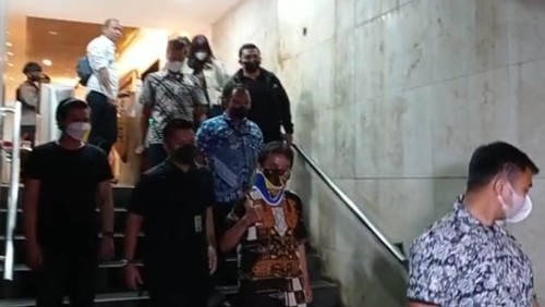 Roy Suryo masih berpenyangga di leher saat dimasukkan ke Rutan Polda Metro Jaya.