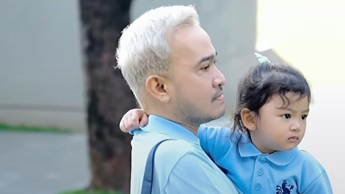Ruben Onsu selalu mengantar anak di hari pertama sekolah tiap tahunnya. Ruben Onsu selalu mengantar anak di hari pertama sekolah tiap tahunnya.