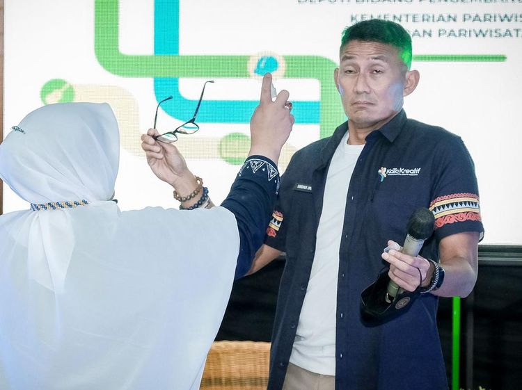 Potret Sandiaga Disemprot Emak-emak Aceh untuk Pertama Kalinya