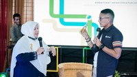 Saya siapkan fasilitasi yang dibutuhkan. Tapi baru kali ini kayaknya muka saya disemprot-semprot, kata Sandiaga yang kembali disambut tawa seluruh peserta workshop. (dok. Kemenparekraf)