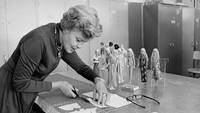 “Itu alasan yang resmi,” kata Handler, tentang perdebatan yang terjadi pada awal 1959 itu, dalam biografinya Dream Doll: The Ruth Handler Story. “Tapi saya kira, karena mereka semua lelaki, keberatan utama mereka adalah karena mereka harus membuat boneka yang memiliki payudara.”