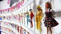 Setelah perjalanan sejarah yang panjang, Mattel mencatat saat ini ada lebih dari 100 ribu kolektor Barbie yang aktif, 90 persennya adalah perempuan berusia 40 tahun ke atas. Sebanyak 45 persen dari mereka menghabiskan lebih dari US$ 1.000 untuk merawat boneka-bonekanya. Boneka lawasnya juga bernilai tinggi. Barbie dari era 1959 yang sebelumnya hanya berharga US$ 3 laku sebesar US$ 3.552,50 di eBay pada Oktober 2004.
