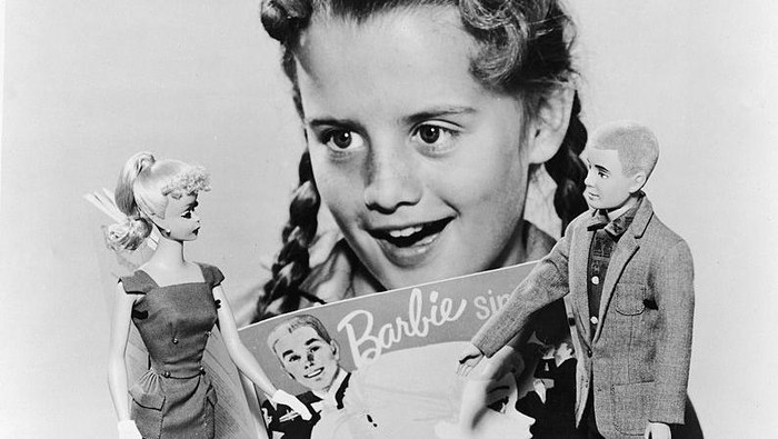 Sejarah Singkat Boneka Barbie Dalam Bingkai Foto Barbie merupakan boneka fenomenal produksi Amerika Serikat. Nah, seperti apa sih sejarahnya? Penasaran?