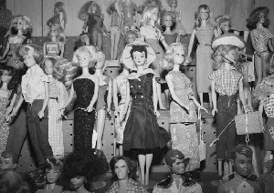 Sejarah Singkat Boneka Barbie dalam Bingkai Foto