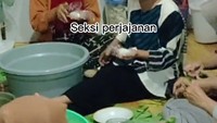 Tak hanya sekadar menyiapkan makanan berat untuk disajikan, tapi juga ada aneka kue yang disiapkan. Seperti momen ibu-ibu sedang menyiapkan lemper berikut. Foto: TikTok @asmodiuswedus