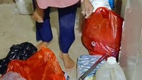 Di balik seksi menyiapkan makanan yang sibuk, ada juga seksi kebersihan dapur yang ditugaskan. Ibu ini contohnya sedang terlihat membersihkan sampah plastik yang berserakan. Foto: TikTok @asmodiuswedus