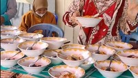 Setelah makanan di siapkan di dapur, ada seksi prasmanan di bagian depan pesta. Ibu ini akan memberikan semangkuk makanan untuk tamu yang datang. Foto: TikTok @asmodiuswedus