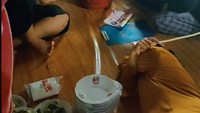 Ada juga seksi yang menyiapkan berkat. Seksi satu ini terlihat santai, bahkan menurut keterangan bisa sambil mencicipi makanan yang disajikan. Foto: TikTok @asmodiuswedus