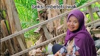 Sekelompok ibu-ibu ini bernama seksi mbeteti iwak yang artinya membersihkan ayam untuk dimasak. Seksi ini biasanya berada di bagian halaman belakang rumah. Foto: TikTok @asmodiuswedus