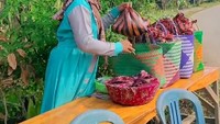 Hajatan di kampung juga biasanya saling memberikan makanan yang diletakkan dalam baskom. Untuk bagian ini juga ada seksi yang bertugas di tempat penerimaan tamu. Foto: TikTok @asmodiuswedus