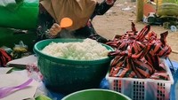 Pengguna TikTok @asmodiuswedus mengunggah video menarik yang memperlihatkan aksi gotong royong warga desa di Jawa. Mulai dari bagian seksi perdapuran yang super sibuk menyiapkan aneka makanan. Foto: TikTok @asmodiuswedus