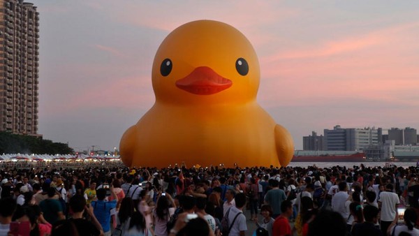 Di Taiwan, sang bebek penebar kebahagiaan ini langsung menjadi pusat perhatian warga.
