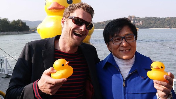 Sang seniman Florentjin Hofman juga sempat berfoto bersama aktor Jackie Chan saat tur di Beijing.