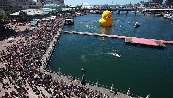 Ini dia penampakan instalasi bebek raksasa karya seniman asal Belanda Florentjin Hofman yang mejeng di Sydney, Australia pada 2013 lalu. Ini dia penampakan instalasi bebek raksasa karya seniman asal Belanda Florentjin Hofman yang mejeng di Sydney, Australia pada 2013 lalu.
