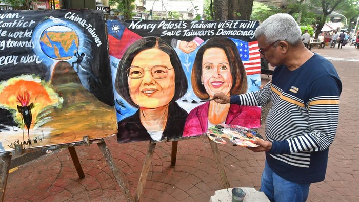 MUMBAI, INDIA - AUGUST 2: An artist from Gurukul School of Art, draws a painting of Speaker of the United States House of Representatives Nancy Pelosi and Taiwanese President Tsai Ing-wen, hoping a peaceful resolution on the ongoing tensions between China and Taiwan, at Lalbaug, on August 2, 2022 in Mumbai, India. (Photo by Bhushan Koyande/Hindustan Times via Getty Images)