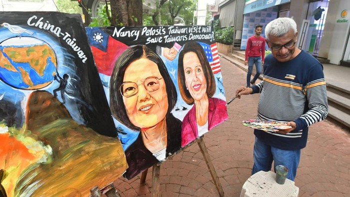 sketsa nancy pelosi dan presiden taiwan MUMBAI, INDIA - AUGUST 2: An artist from Gurukul School of Art, draws a painting of Speaker of the United States House of Representatives Nancy Pelosi and Taiwanese President Tsai Ing-wen, hoping a peaceful resolution on the ongoing tensions between China and Taiwan, at Lalbaug, on August 2, 2022 in Mumbai, India. (Photo by Bhushan Koyande/Hindustan Times via Getty Images)