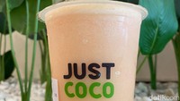 Minuman kelapa dicampur jeruk terasa menyegarkan. Paduan kedua buah ini ternyata terasa klop!